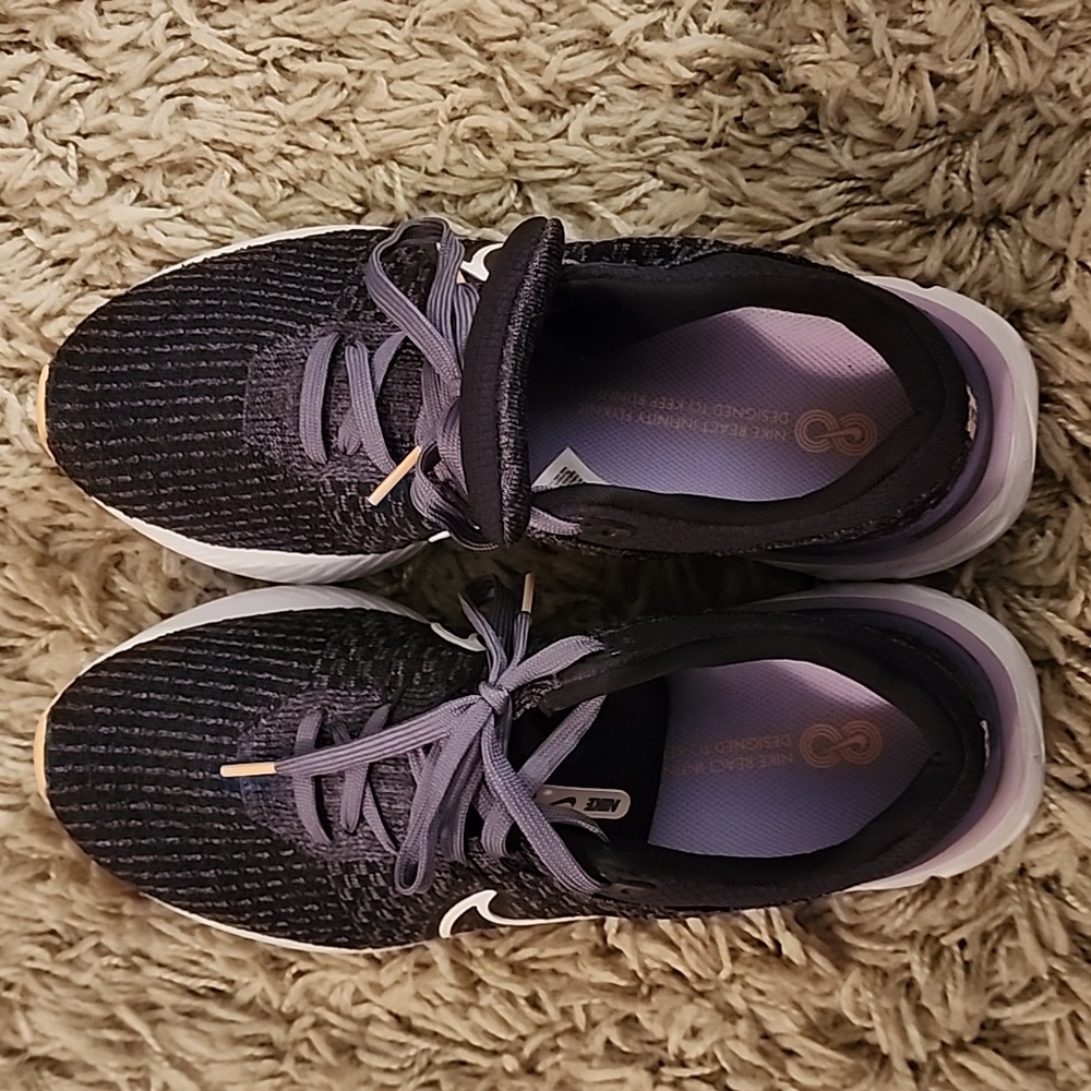 Womens Nike Shoes - Picture 2 of 5